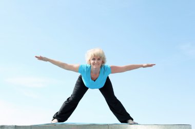 yoga yaparken kadın kıdemli portresi