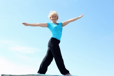 yoga yaparken kadın kıdemli portresi