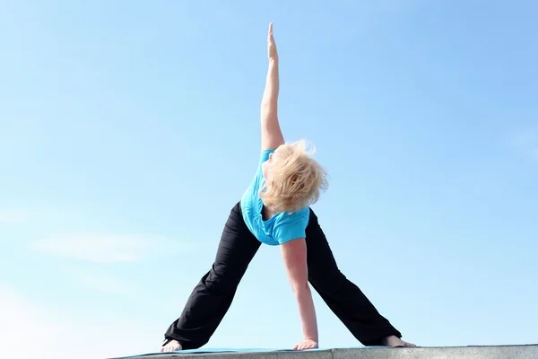 Yoga yaparken kadın kıdemli portresi — Stok fotoğraf