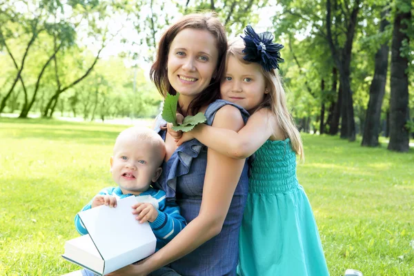 Портрет матері з двома дітьми на відкритому повітрі — стокове фото