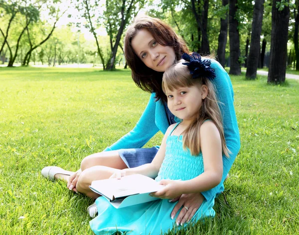 Portret van moeder en dochter in het park — Stockfoto