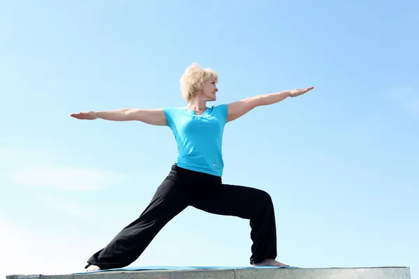 Portret senior kobiety robienie yoga — Zdjęcie stockowe