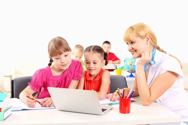 Teacher deals with students — Stock Photo, Image