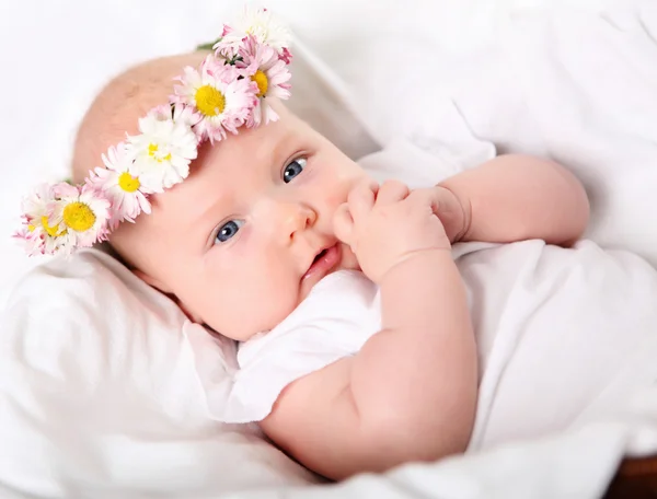 Πορτρέτο ενός μωρού με ένα στεφάνι — Φωτογραφία Αρχείου