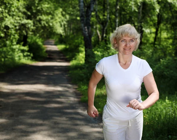 Літня жінка любить бігати в парку — стокове фото