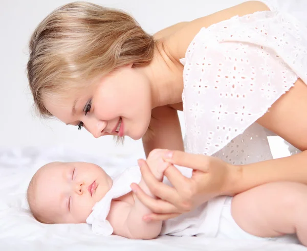 若い母親と赤ちゃんのポートレート — ストック写真