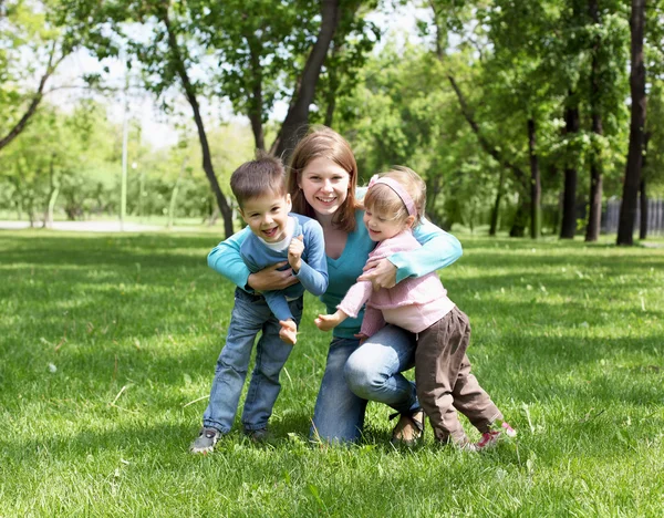 母親と子供たちは公園での肖像画 — ストック写真