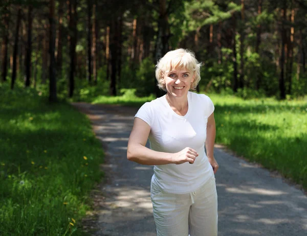A la anciana le gusta correr en el parque. —  Fotos de Stock