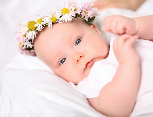 Portrait d'un bébé avec une couronne — Photo