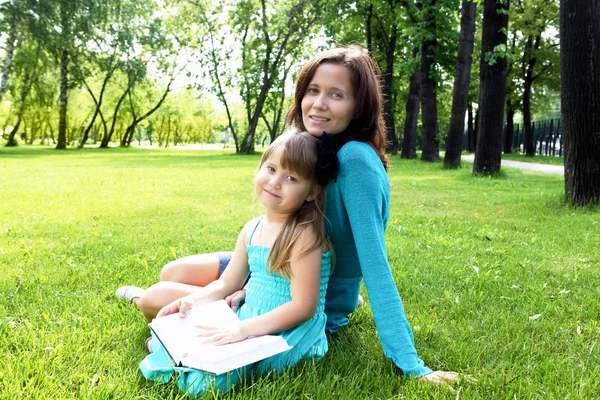 Retrato de madre e hija en el parque —  Fotos de Stock