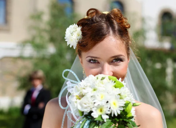 Portrait of a young bride in a white dress — Stock Photo, Image