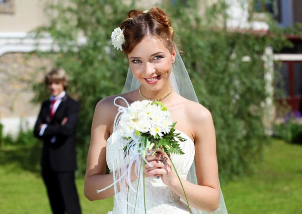 Porträt einer jungen Braut im weißen Kleid — Stockfoto