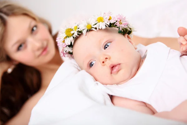 Retrato de una joven madre y un bebé —  Fotos de Stock