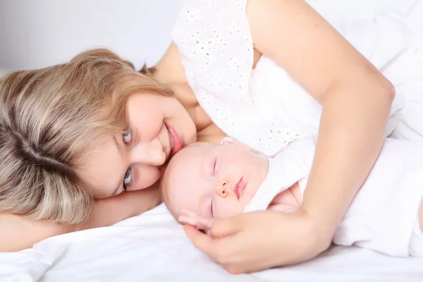 젊은 엄마와 아기의 초상화 — 스톡 사진