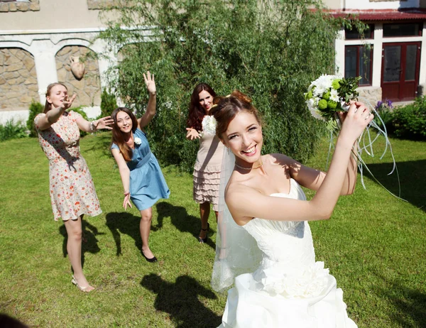 Jonge bruid in witte bruiloft jurk — Stockfoto