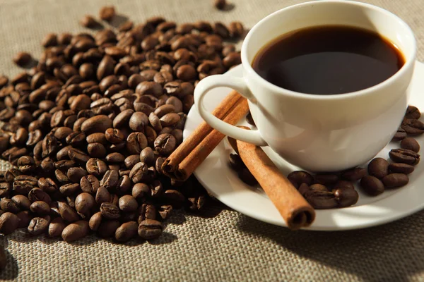 Xícara de café com tubos de canela — Fotografia de Stock