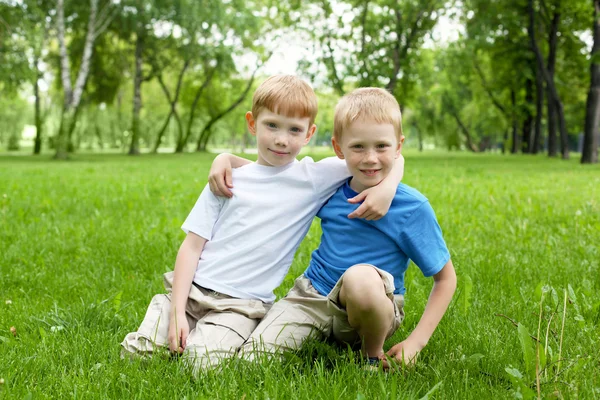 Retrato de dois meninos ao ar livre — Fotografia de Stock