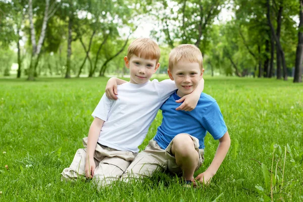 Portrait de deux garçons à l'extérieur — Photo