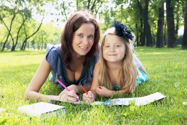 Portrait of mother and daughter in the park — Stock Photo, Image
