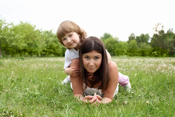 Itlle menina com sua mãe ao ar livre — Fotografia de Stock