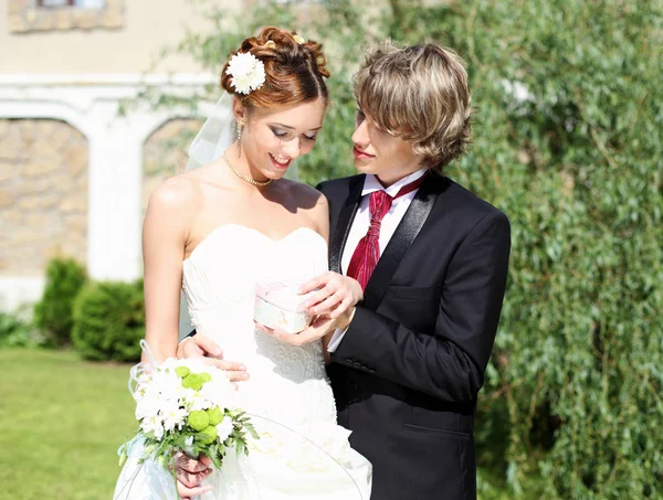 Girato giovani coppie che entrano in matrimonio — Foto Stock