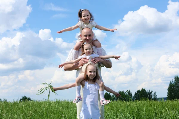Rodina s dětmi v létě den venku — Stock fotografie