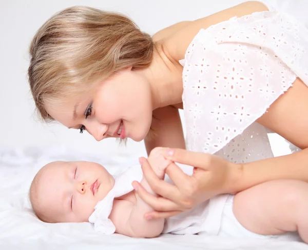 Egy fiatal anya és a baba portré — Stock Fotó