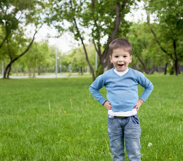 Портрет маленького мальчика на улице — стоковое фото