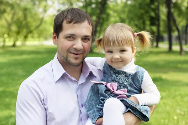 Retrato de pai com filha ao ar livre — Fotografia de Stock