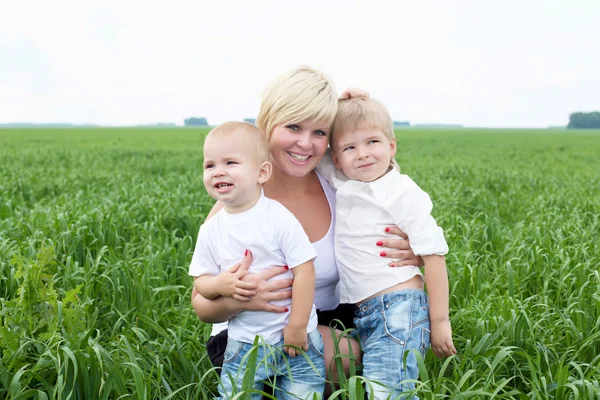 Bir anne ile iki oğlu açık havada dikey — Stok fotoğraf