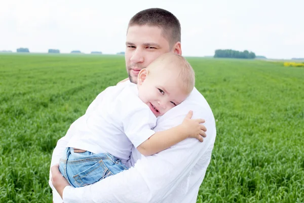 Retrato de padre con hijo al aire libre — Foto de Stock