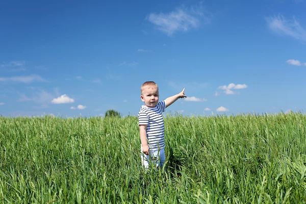 Маленький хлопчик на відкритому повітрі — стокове фото