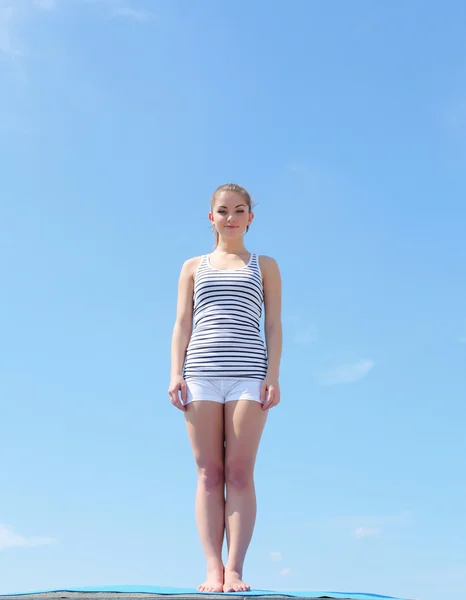 Potret seorang wanita muda yang melakukan latihan — Stok Foto
