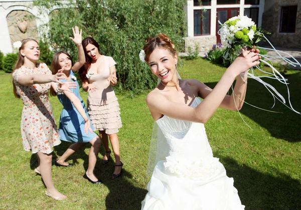 Jonge bruid in witte bruiloft jurk — Stockfoto