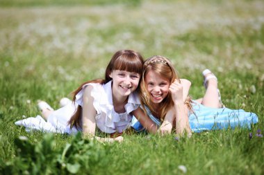 Parkta oynayan iki kız.