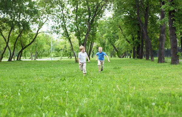 Retrato de dos chicos en verano al aire libre — Foto de Stock