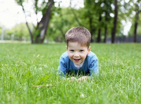 Portrét malého chlapce venku — Stock fotografie