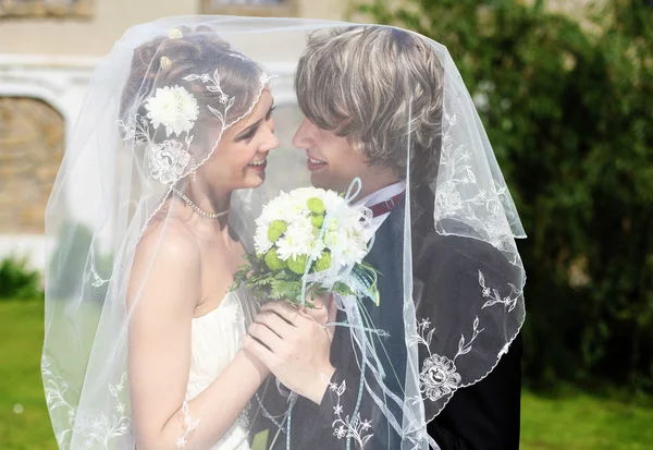 Jonge bruid en bruidegom jonge togethe — Stockfoto
