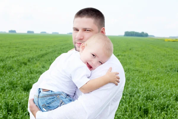 Retrato de padre con hijo al aire libre — Foto de Stock