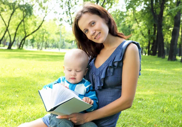 Portrait of mother and son in the park — Stock Photo, Image