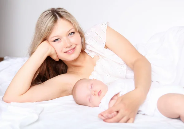Portret młodej matki i dziecka — Zdjęcie stockowe