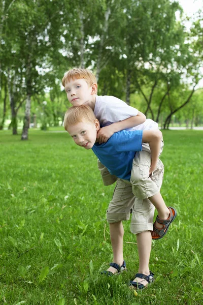 Portrait de deux garçons en plein air en été — Photo