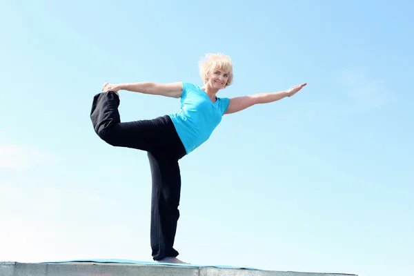 Ritratto di una donna anziana che fa yoga — Foto Stock