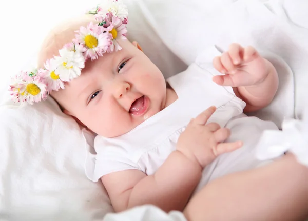 Retrato de um bebê com uma coroa de flores — Fotografia de Stock