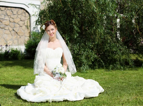 Portrett av en ung brud i hvit kjole – stockfoto
