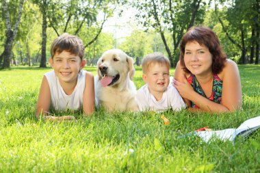 Annem ve onun iki oğlu ile bir köpek parkta