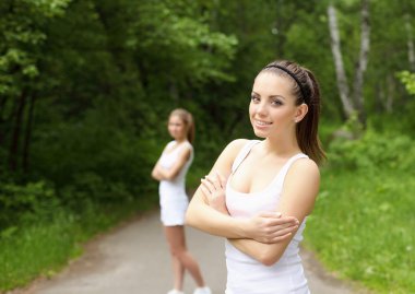 genç bir kadın açık havada spor yapmak