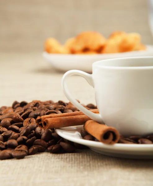 Frühstück Kaffee und Croissants — Stockfoto