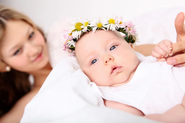 Retrato de uma jovem mãe e bebê — Fotografia de Stock