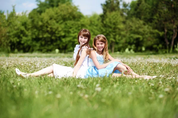 Due ragazze che giocano nel parco — Foto Stock